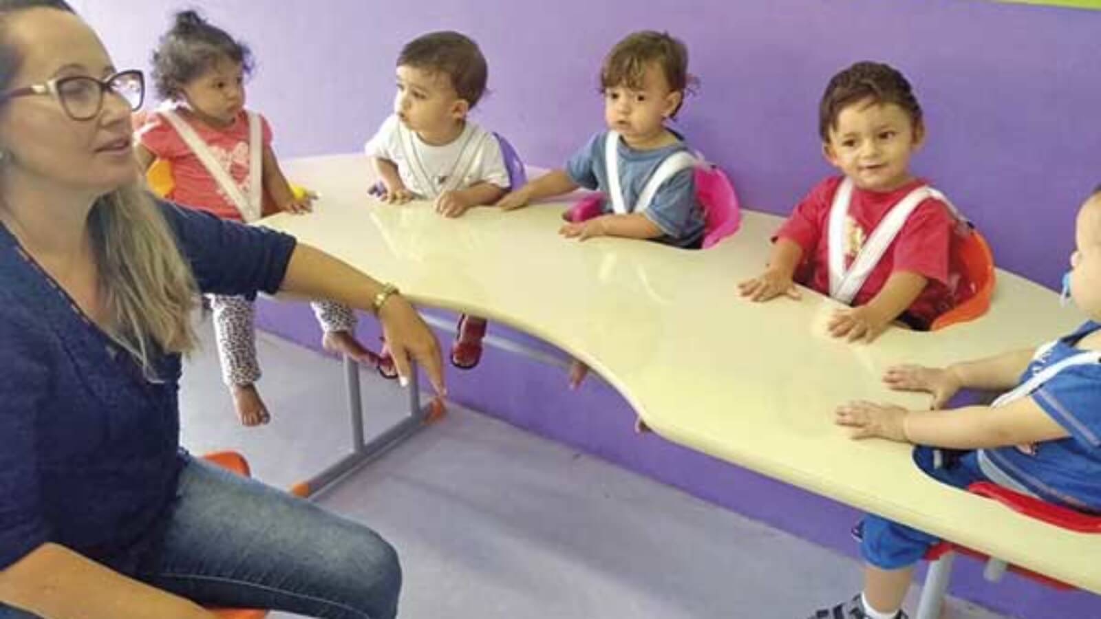 Os Cmeis de Pindamonhangaba estao recebendo desde dezembro do ano passado materiais e moveis novos para melhor acolhimento e atendimento as criancas